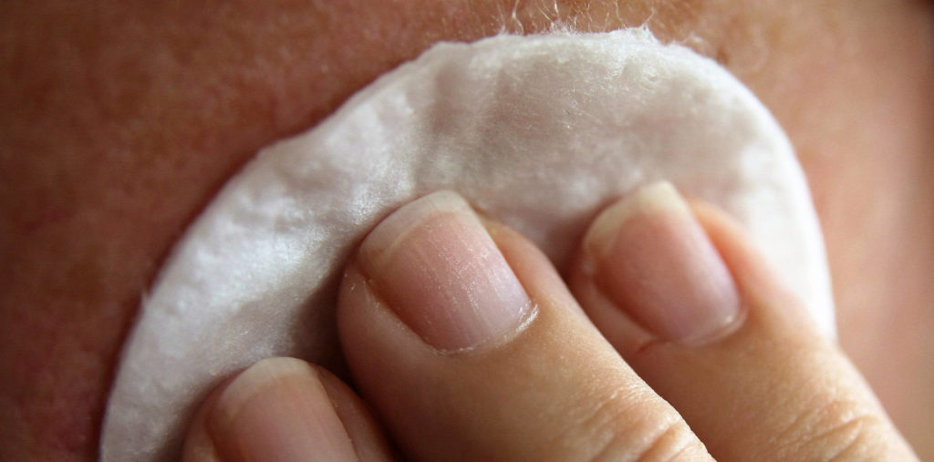 Detergere il viso per la Skin Care quotidiana